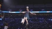 NBA中场秀的GOAT！山西大妈独轮车顶碗完美表演引全场欢呼
