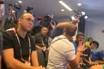 小插曲！迪亚斯出席赛前发布会，有两名记者吵架打断了他的发言